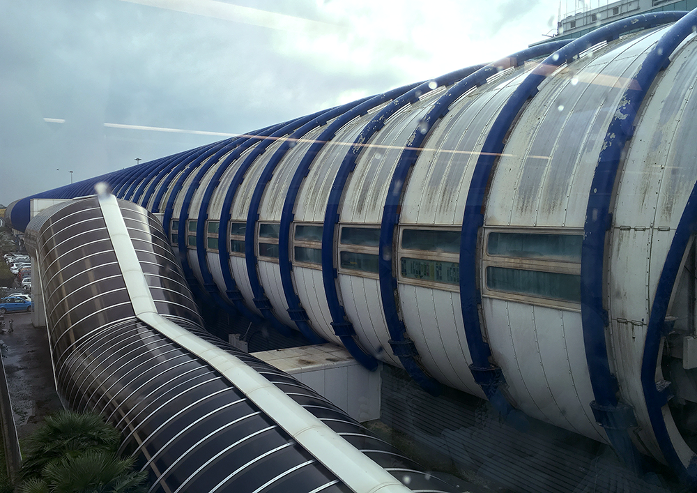レオナルド・エクスプレスの着いたフィウミチーノ空港駅の外観はこんなパイプ状になっている