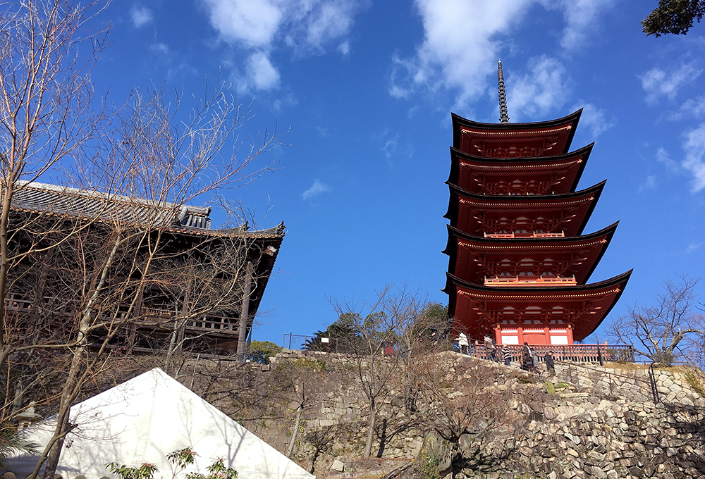 厳島神社近くから先程行った五重の塔と豊国神社が見えた