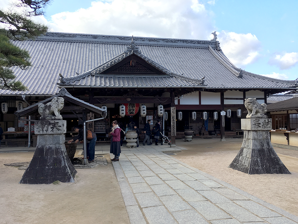 厳島神社の隣にある稲荷神社