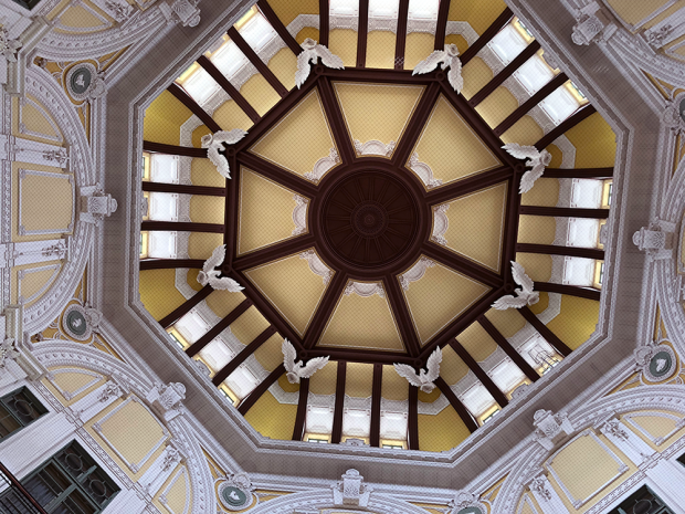 丸の内口ホールの上にある八角形のドームの天井