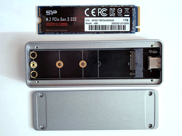 「TREBLEET」の「TRE-290B」と「シリコンパワー」の「SP001TBP34A80M28 1TB」。端子の切り欠きの向きを合わせる