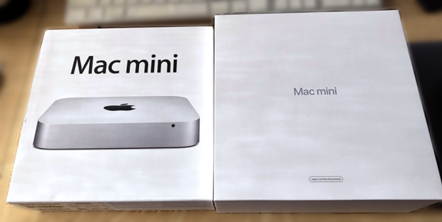 「Mac mini 2012」（左側）と「M1 Mac mini」（右側）の外箱の比較