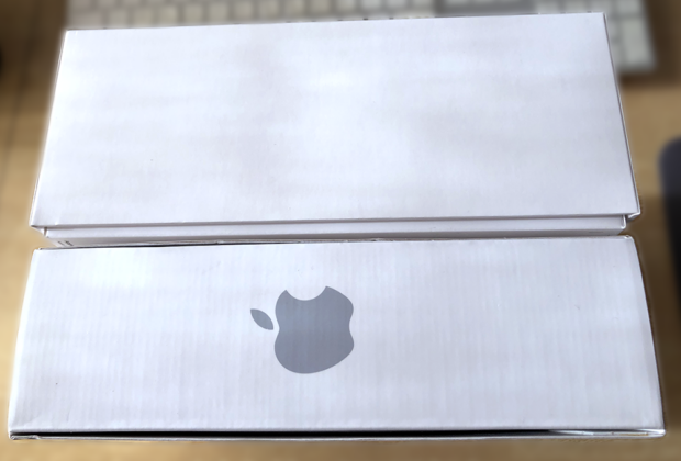 「Mac mini 2012」（左側）と「M1 Mac mini」（右側）の外箱側面の比較