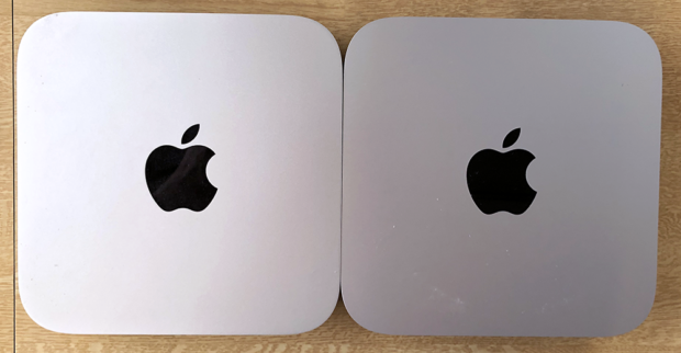 「Mac mini 2012」（左側）と「M1 Mac mini」（右側）の本体上面の比較