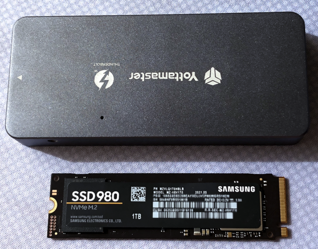 「Samsung 980 1TB」本体と「Yottamaster」の「Thunderbolt 3」ケース「TB1-T3」
