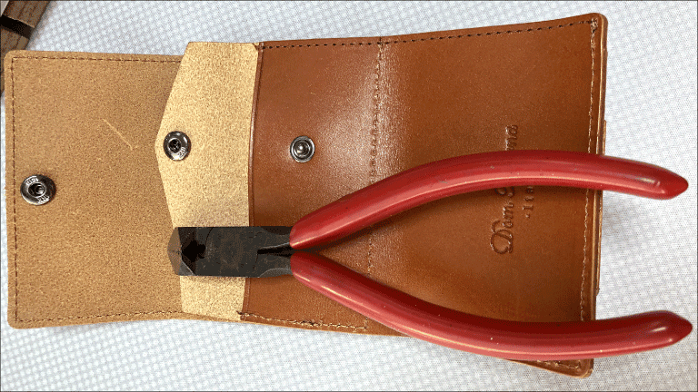 バネホックの取り外しにはニッパを使用