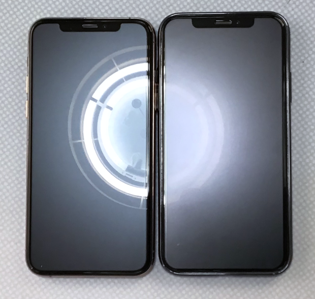「佐藤ショップ」（左側）と「iPhone X」（右側）のアンチグレアの映り込み比較