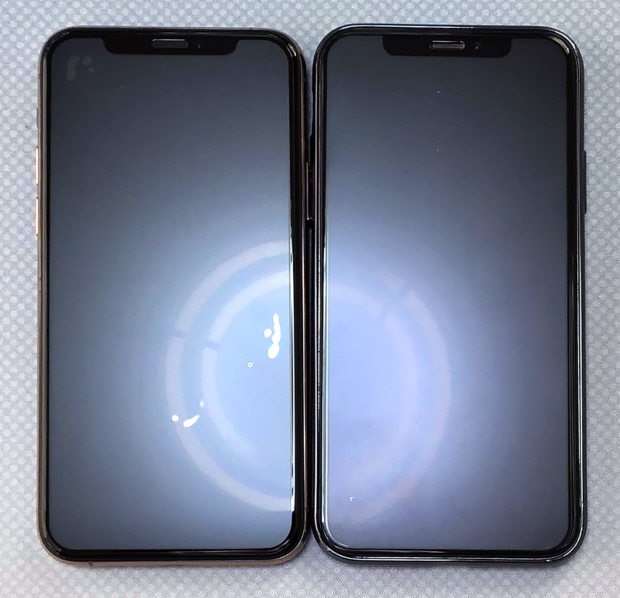 「Blackboom」（左側）と「iPhone X」（右側）のアンチグレアの映り込み比較