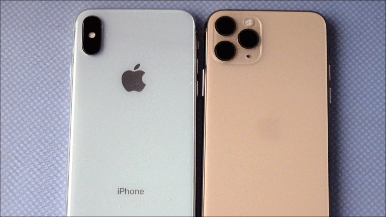 「iPhone X」（左）と「iPhone 11 Pro」（右）