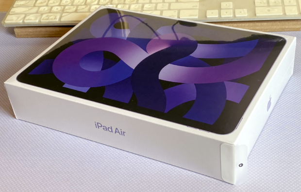 到着した「iPad Air 5」（開封前）
