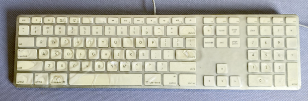 「A1243 MB110LL/B」のキーボードカバー。所々が破れているし、全体に黄ばんでいる