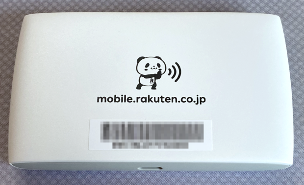「Rakuten WiFi Pocket 2C」本体裏側はパンダキャラが描かれている