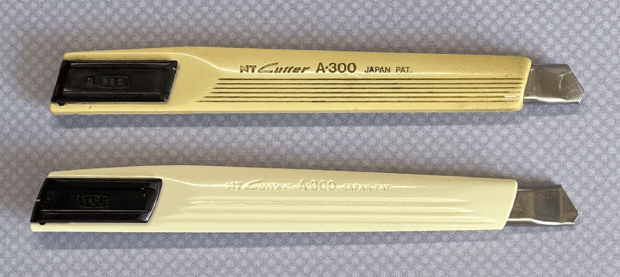 新旧「NT A-300P」の裏面。さすがに本体は黄ばんでいる