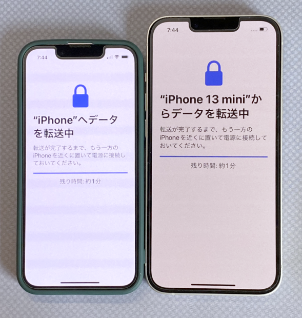 「iPhone 13 mini」と「iPhone 13」の画面比較