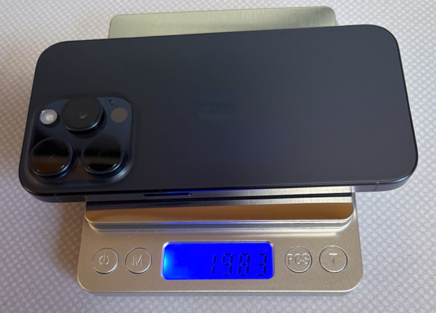 液晶保護フィルムを貼った「iPhone 15 Pro」の重量は198.3g(+10.4g)