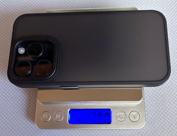 液晶保護フィルム、ケースを装着した「iPhone 15 Pro」の重量は229.0g(+41.1g)