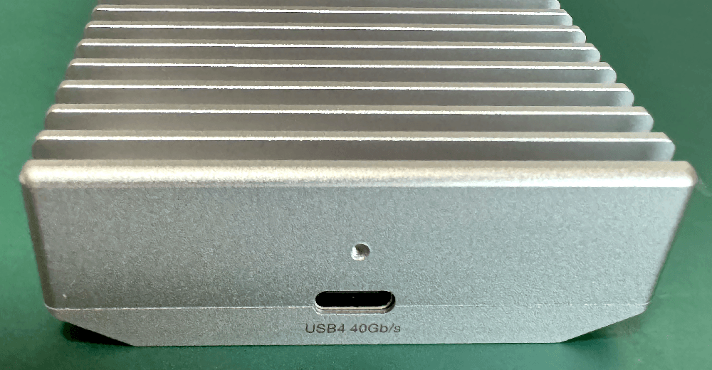 背面は「Thunderbolt/USB4」端子のみ