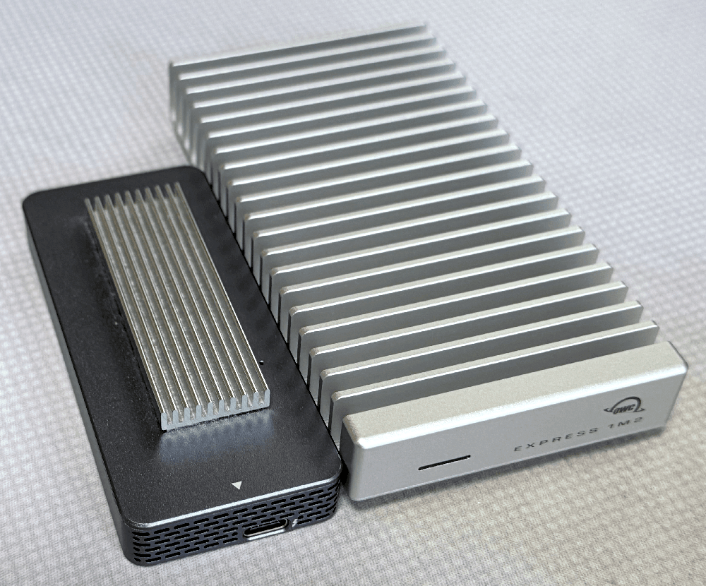 「Express 1M2」と今まで使っていた「Yottamaster」ケース(放熱用フィンを追加している)の大きさ比較