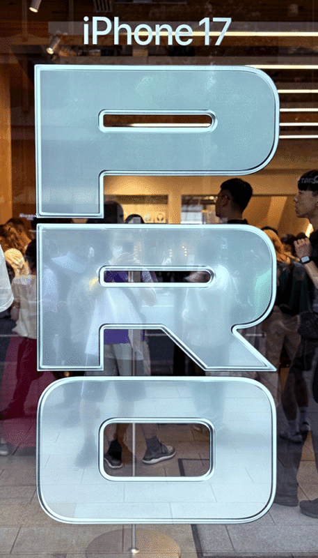 入口左側の「iPhone 17 Pro」のPOP
