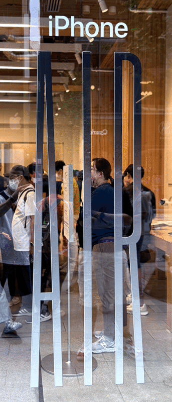 入口右側の「iPhone Air」のPOP