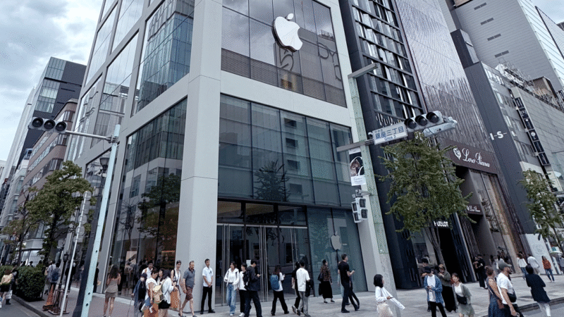 目隠しが取れた「サエグサビル」の「Apple 銀座」